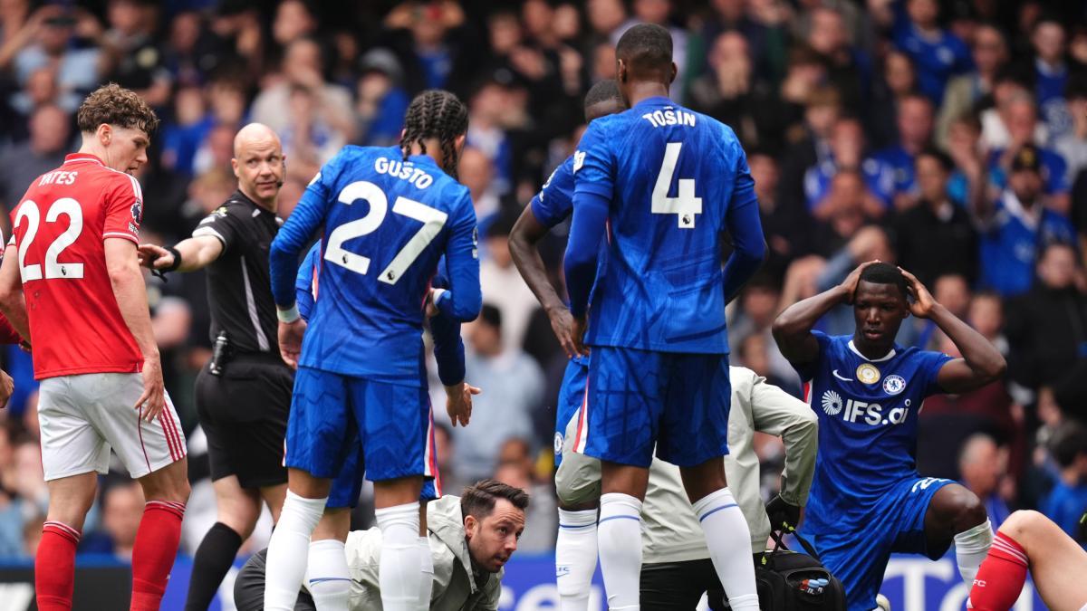 Estremecedora imagen del debutante Derry con el Chelsea: inmovilizado y con oxígeno tras un golpe en la cabeza