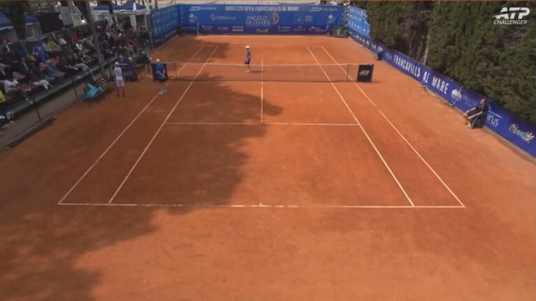 Nuevo caso de violencia en el tenis: Un jugador pierde y golpea la silla del árbitro