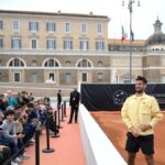 ¡Duelo Djokovic-Tsitsipas en plena calle en Roma!
