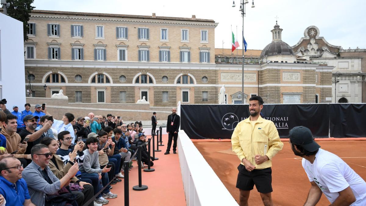 ¡Duelo Djokovic-Tsitsipas en plena calle en Roma!