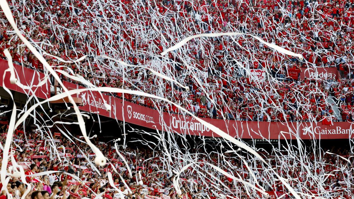 LaLiga denuncia el lanzamiento de rollos de papel en el Sánchez Pizjuán