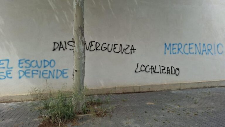 "Me han pintado la casa y reventado la puerta. Hay niños dentro de la plantilla que tienen miedo"