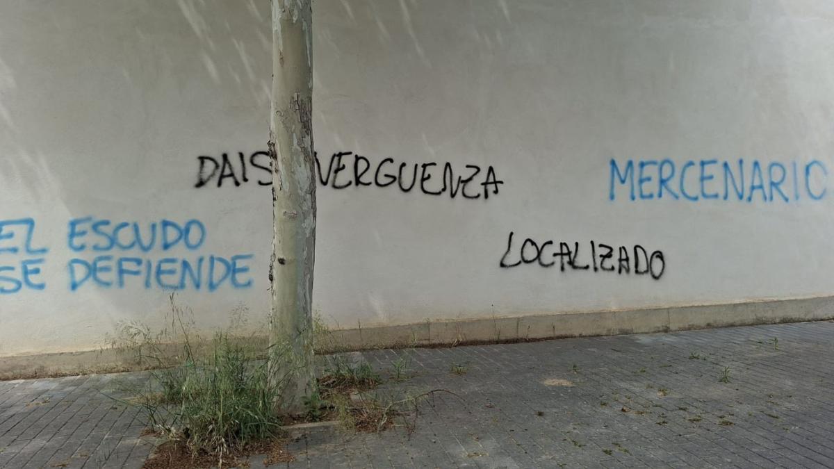 "Me han pintado la casa y reventado la puerta. Hay niños dentro de la plantilla que tienen miedo"