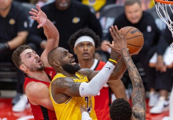 LeBron James da la estocada a los Rockets